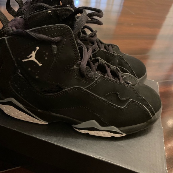 Size 13 boys Jordan true flight sneakers - Picture 3 of 4